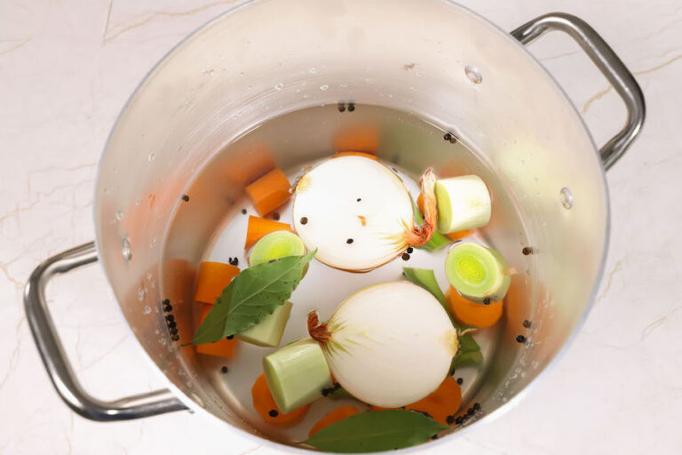 Cappone 2 ricette in 1: brodo e insalata di scarola - Soc ...