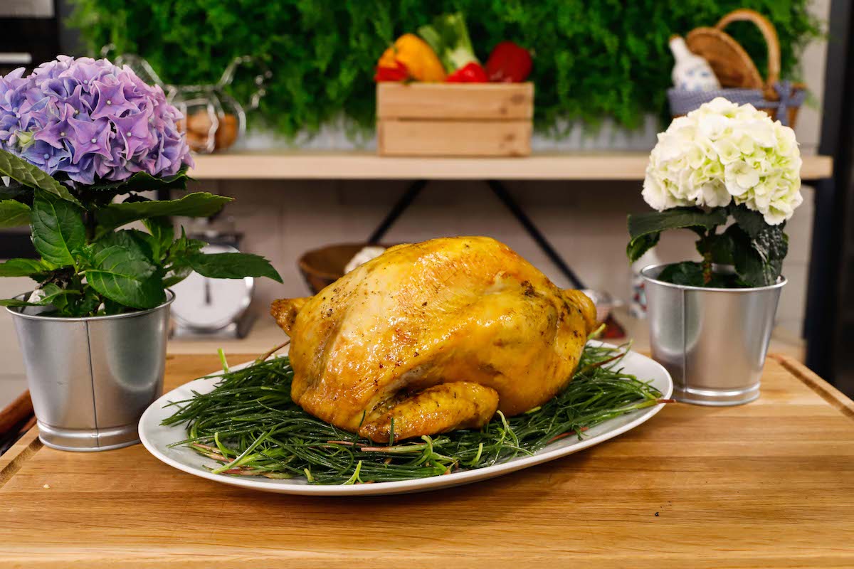 Faraona ripiena al forno con carciofi e agretti