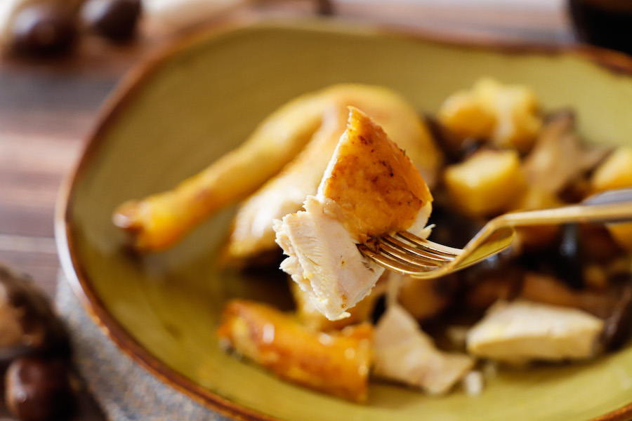 Cappone con funghi e mele