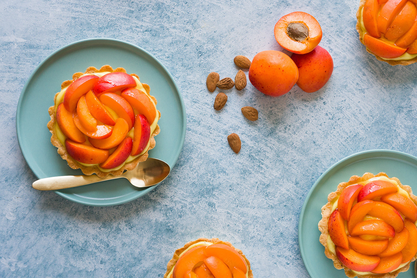 tartellette-alle-albicocche-con-crema-pasticcera-alla-mandorla