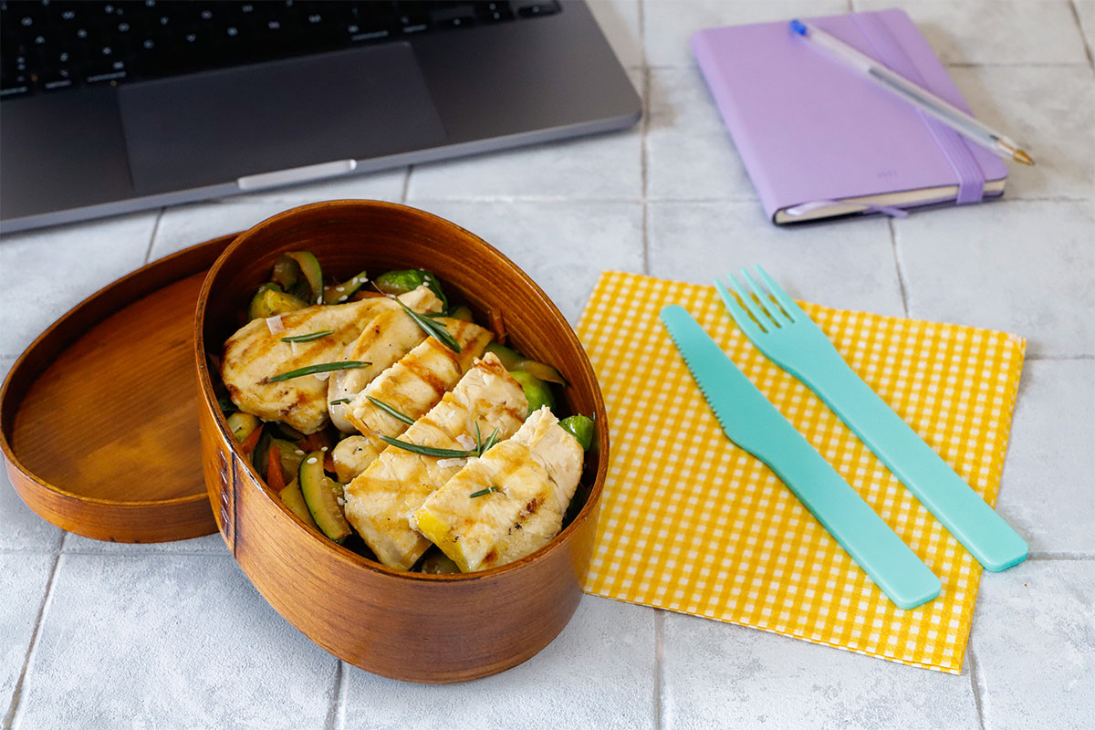 Lunch box con pollo alla griglia e verdurine