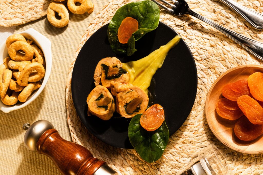 Cosce di pollo disossate con albicocche, spinaci e mandorle