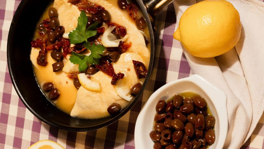 Pollo al limone con pomodorini secchi e olive taggiasche