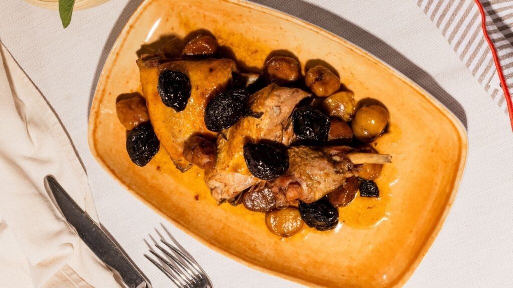 Faraona con prugne e castagne